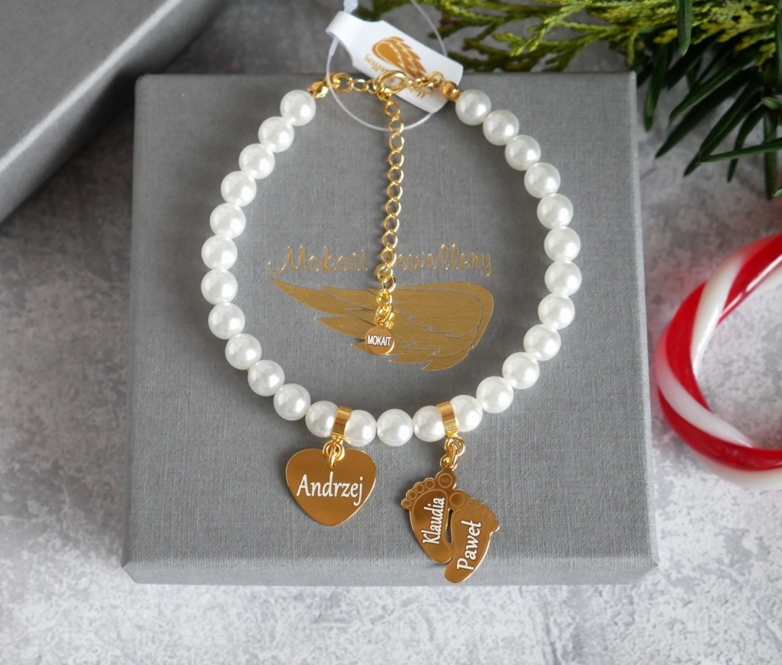 Prezent biżuteria - Bransoletka z perełek z imionami- Serce i stópki dziecka -  Biżuteria grawerowana 