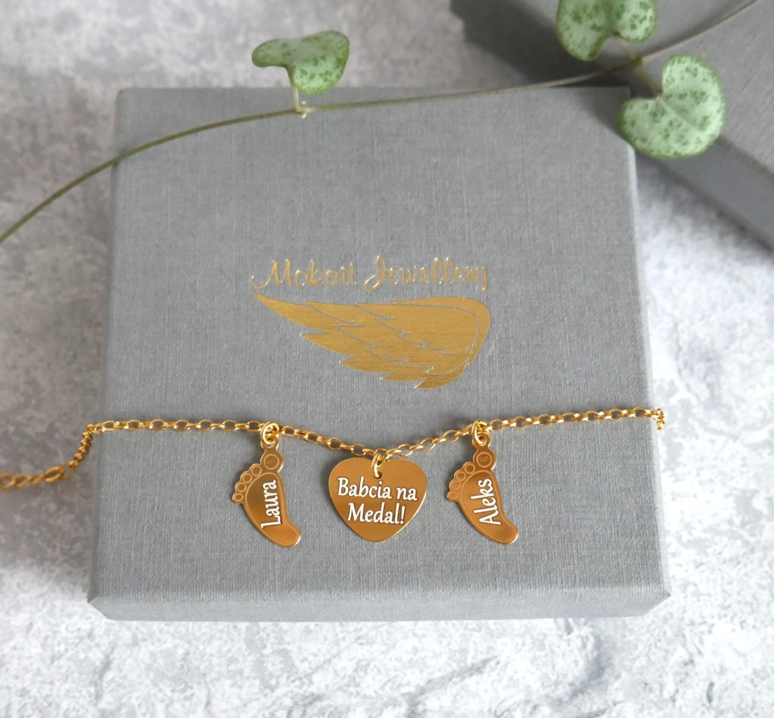 Bransoletka na łańcuszku dla Babci serce i dwie pojedyncze stópki z dowolnymi imionami  - Biżuteria dla babci - Bransoletka na łańcuszku dla Babci serce i dwie pojedyncze stópki z dowolnymi imionami  - Biżuteria dla babci