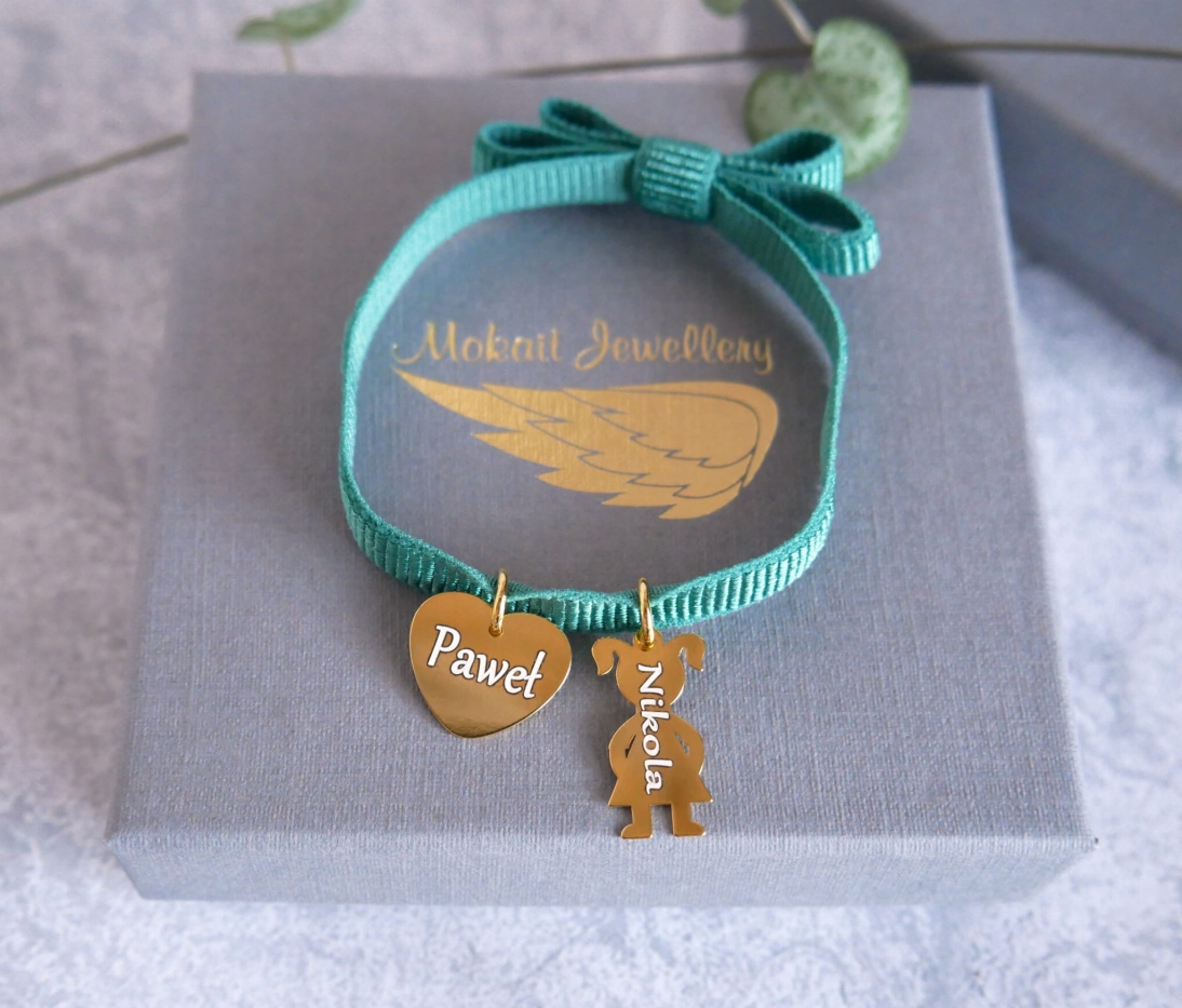 Bransoletka z kokardką kolor butelkowa zieleń z sercem i dzieckiem - Bransoletka personalizowana z imieniem dziecka - Bransoletka z kokardką kolor butelkowa zieleń z sercem i dzieckiem - Bransoletka personalizowana z imieniem dziecka