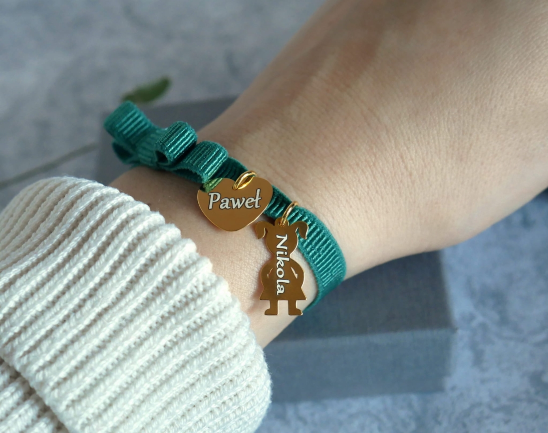 Bransoletka z kokardką kolor butelkowa zieleń z sercem i dzieckiem - Bransoletka personalizowana z imieniem dziecka - Bransoletka z kokardką kolor butelkowa zieleń z sercem i dzieckiem - Bransoletka personalizowana z imieniem dziecka