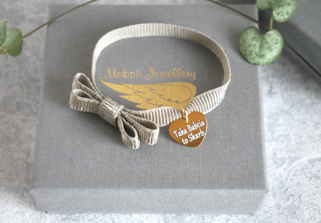 Bransoletka z kokardką z sercem dla Babci - Taka Babcia to Skarb - Biżuteria personalizowana - Kolor Nude - Bransoletka z kokardką z sercem dla Babci - Taka Babcia to Skarb - Biżuteria personalizowana - Kolor Nude)