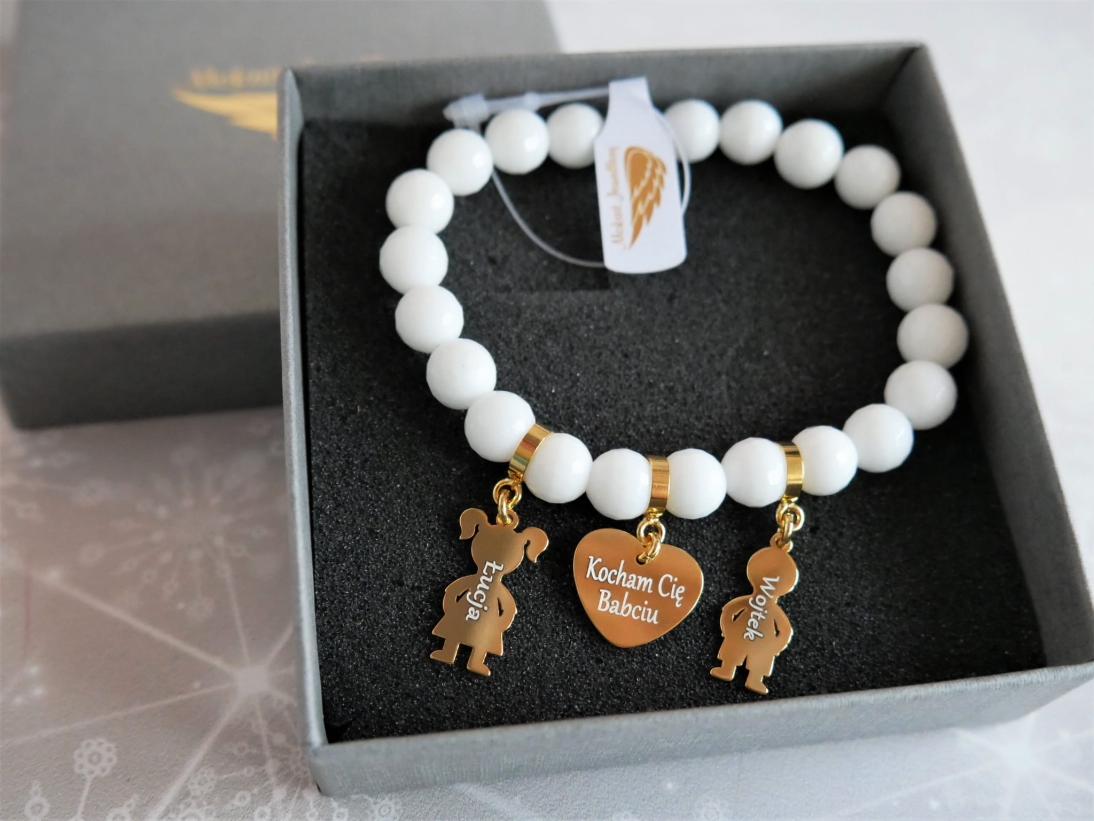 Prezent na Dzień Babci - Bransoletka z grawerem - Serce z imionami wnuków - Kamień agat biały - Prezent na Dzień Babci - Bransoletka z grawerem - Serce z imionami wnuków - Kamień agat biały