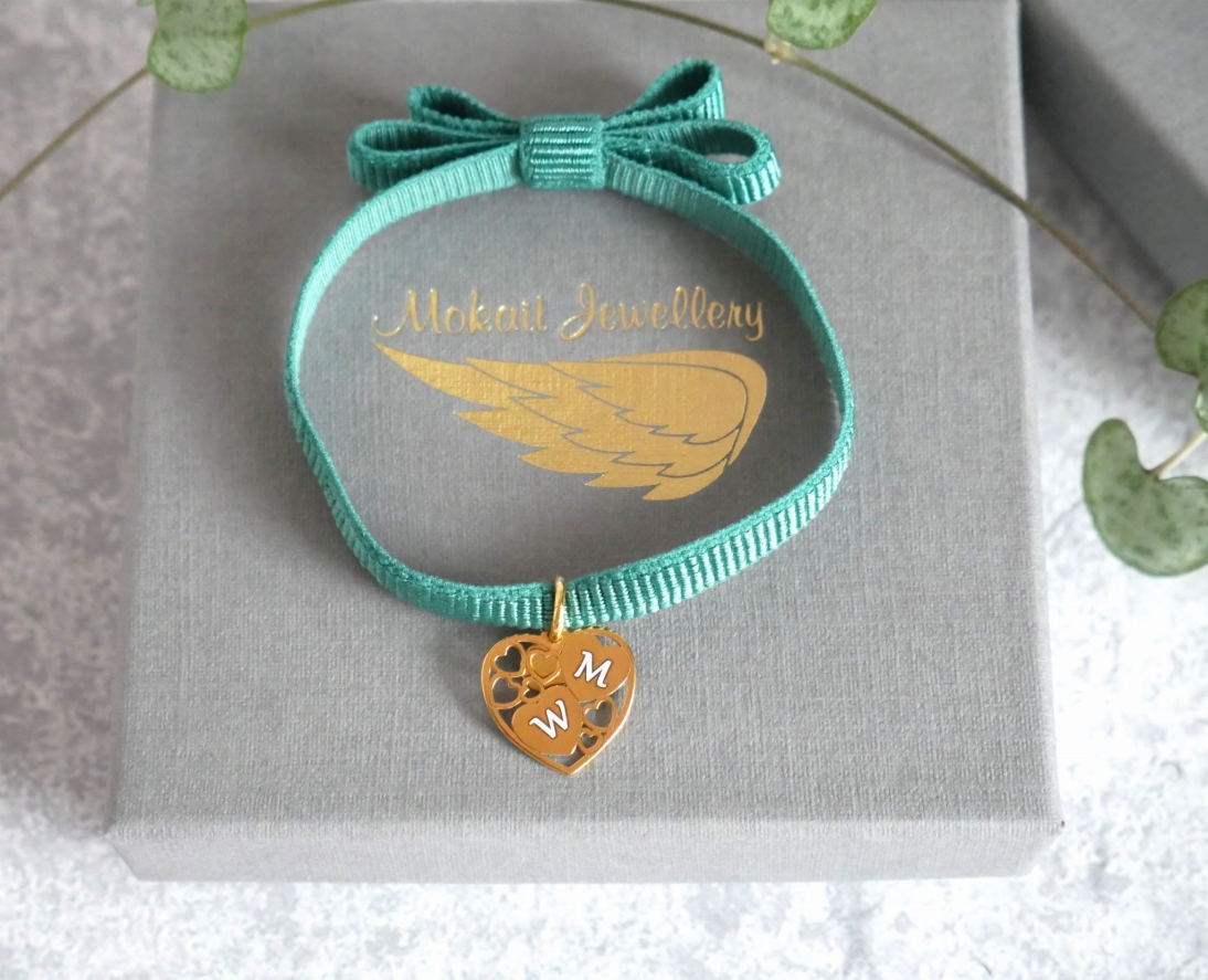 Bransoletka z kokardką  na zielonej wstążce z zawieszką serca w sercu z dowolnymi literkami  - Bransoletka z grawerem - P1180265.JPG