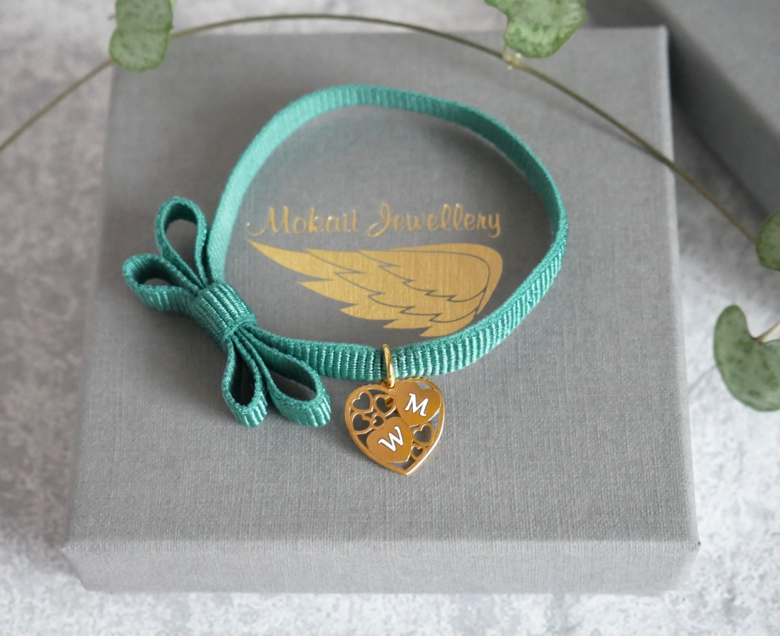 Bransoletka z kokardką  na zielonej wstążce z zawieszką serca w sercu z dowolnymi literkami  - Bransoletka z grawerem - P1180267.JPG
