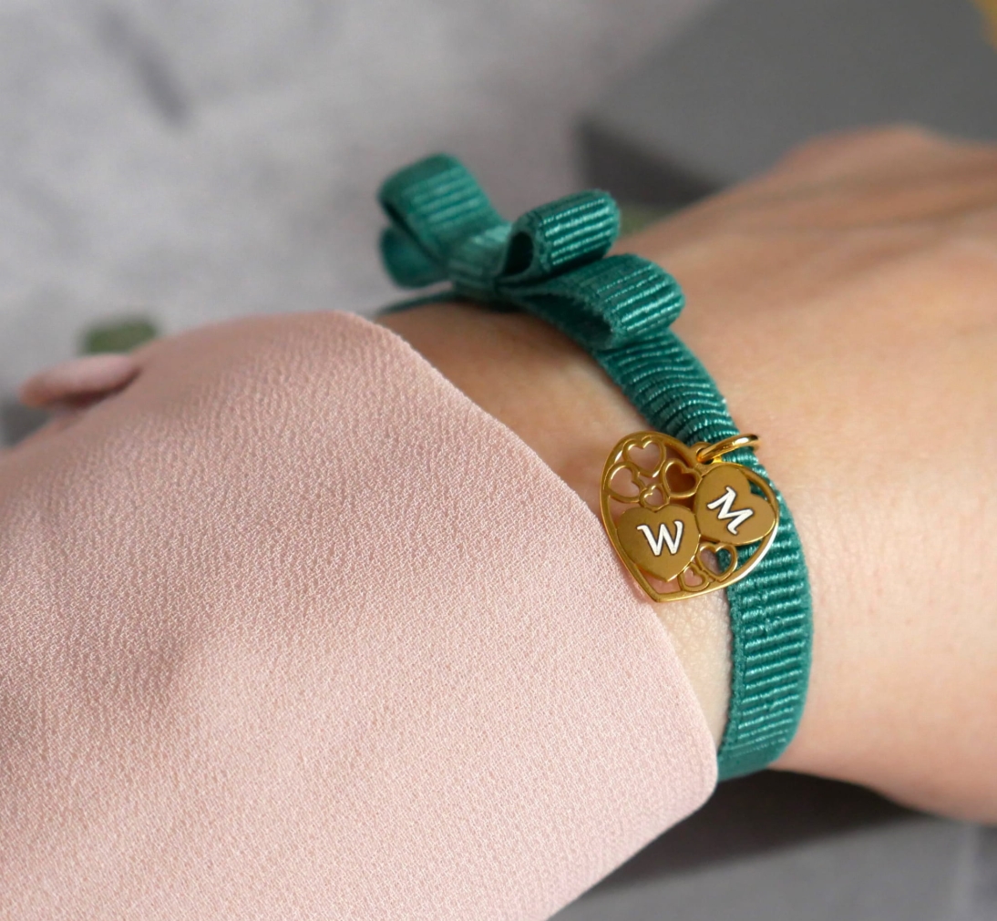 Bransoletka z kokardką  na zielonej wstążce z zawieszką serca w sercu z dowolnymi literkami  - Bransoletka z grawerem - P1180275.JPG