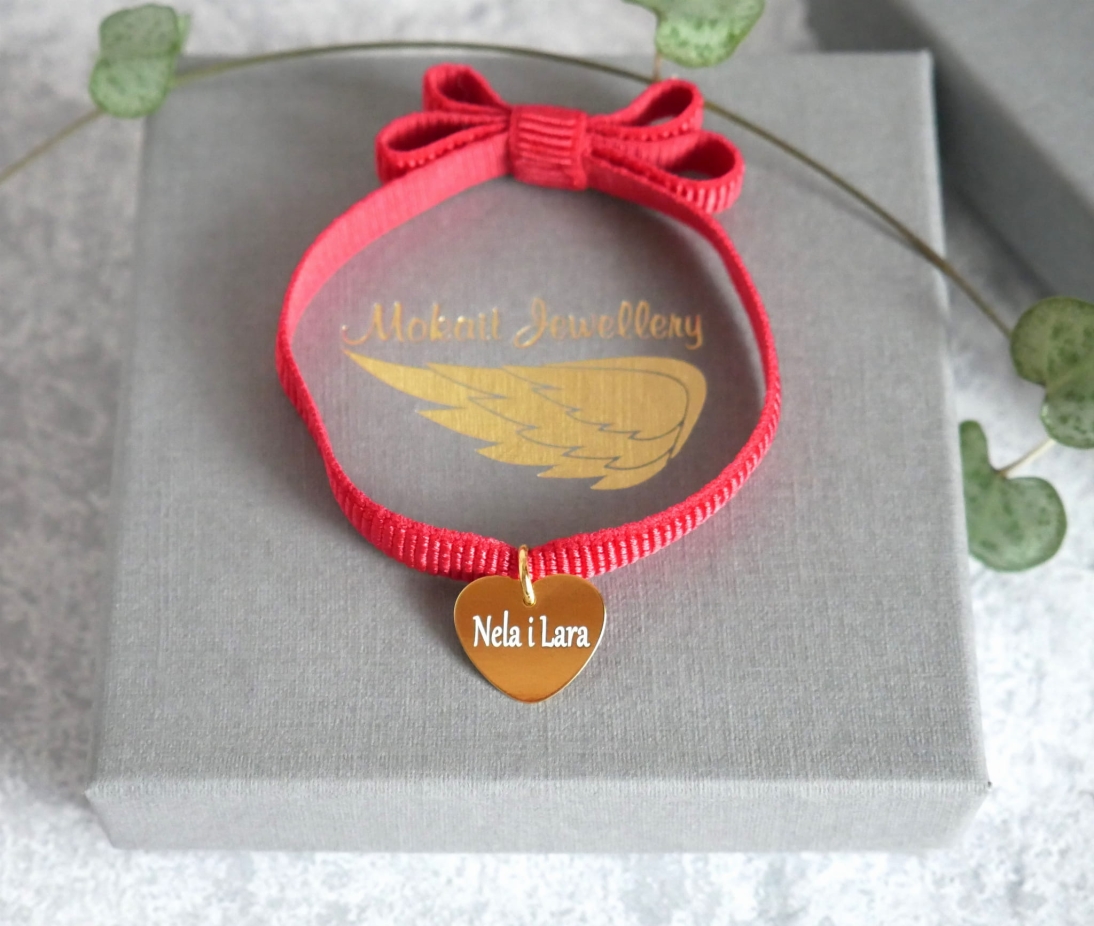 Bransoletka z sercem z kokardką na czerwonej wstążce z dowolnym grawerem - Bransoletka z personalizacją  - Bransoletka na czerwonej wstążce z kokardką z sercem z dowolnym grawerem - Bransoletka kokardkowa z personalizacją