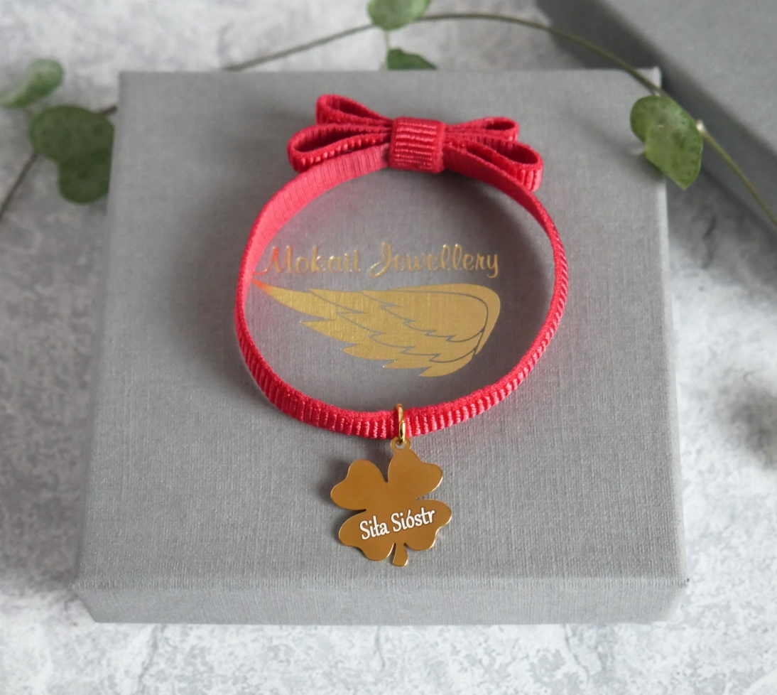 Czerwona bransoletka  z kokardką z koniczynką dla Siostry - Siła sióstr - Bransoletka personalizowana elastyczna - Czerwona bransoletka z kokardką z koniczynką dla Siostry - Siła sióstr - Bransoletka personalizowana elastyczna