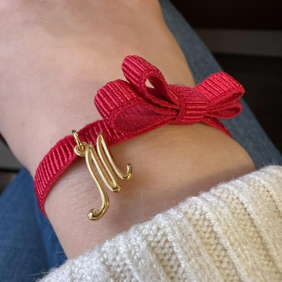 Czerwona bransoletka  z kokardką z literą M - Bransoletka elastyczna na wstążce - Czerwona bransoletka  z kokardką z literą M - Bransoletka elastyczna na wstążce