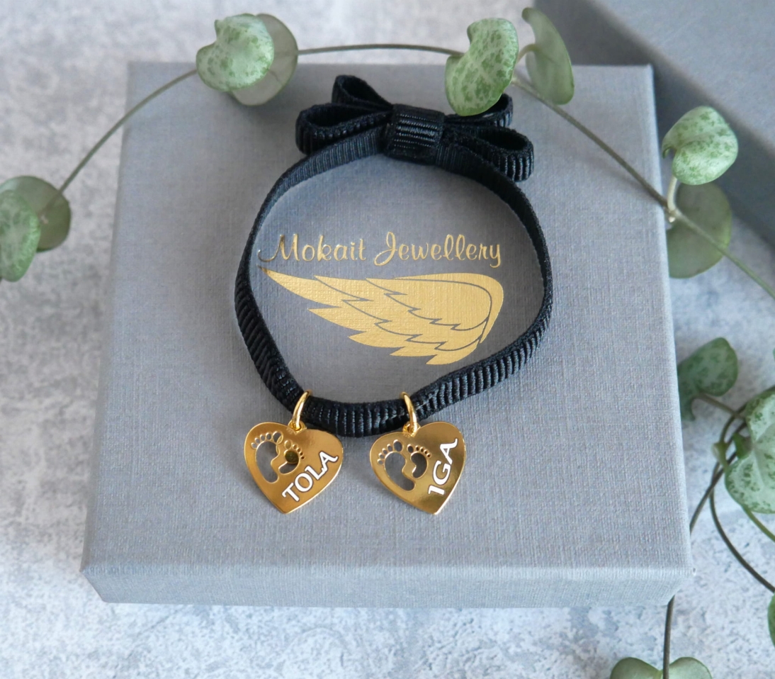 Bransoletka z kokardką kolor czarny ze stópkami w sercu z imionami dzieci - Bransoletka personalizowana elastyczna dla Mamy  - Bransoletka z kokardką kolor czarny ze stópkami w sercu z imionami dzieci - Bransoletka personalizowana elastyczna dla Mamy