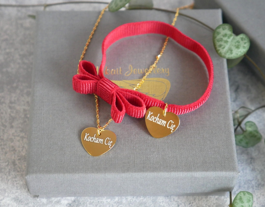  Bransoletka i Naszyjnik z grawerem : Kocham Cię - Pomysł na prezent z okazji Walentynek - Czerwona bransoletka z kokardką i łańcuszek - P1180912.JPG