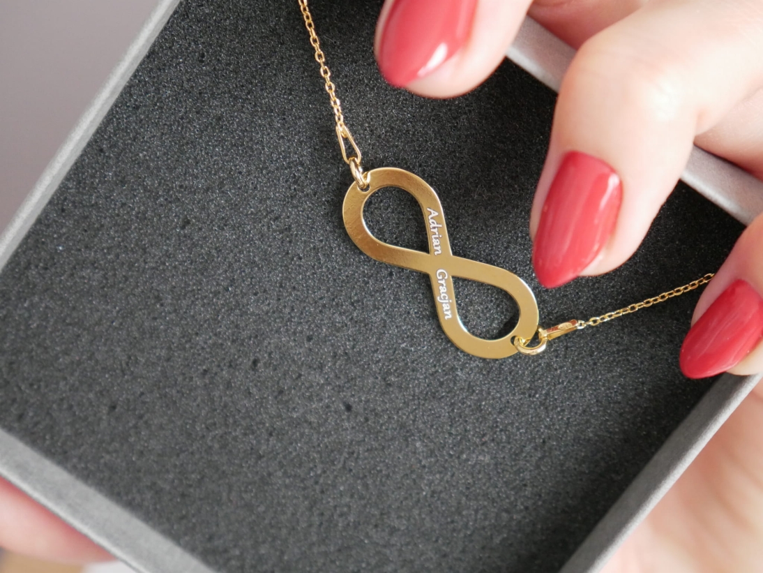 Naszyjniki z nieskończonością z dowolnym grawerem - Personalizowany pomysł na prezent - naszyjnik nieskończonośc z grawerem