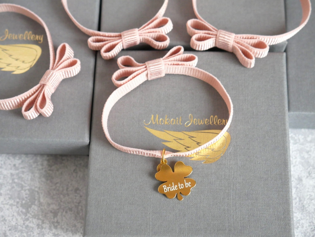 Zestaw bransoletek z kokardką na Wieczór Panieński z koniczyną 3+1 - Bride to be - bransoletki personalizowane  - Zestaw bransoletek na Wieczór Panieński z koniczyną 3+1 - Bride to be - bransoletki personalizowane