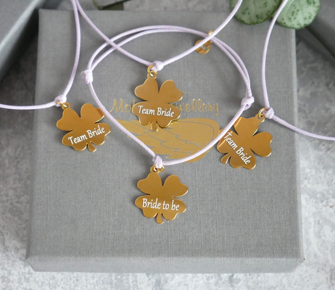 Zestaw bransoletek na Wieczór Panieński z koniczyną  3+1 na sznureczku - Bride to be i Team Bride - Bransoletki personalizowane - Zestaw bransoletek na Wieczór Panieński z koniczyną  3+1 na sznureczku - Bride to be i Team Bride - Bransoletki personalizowane