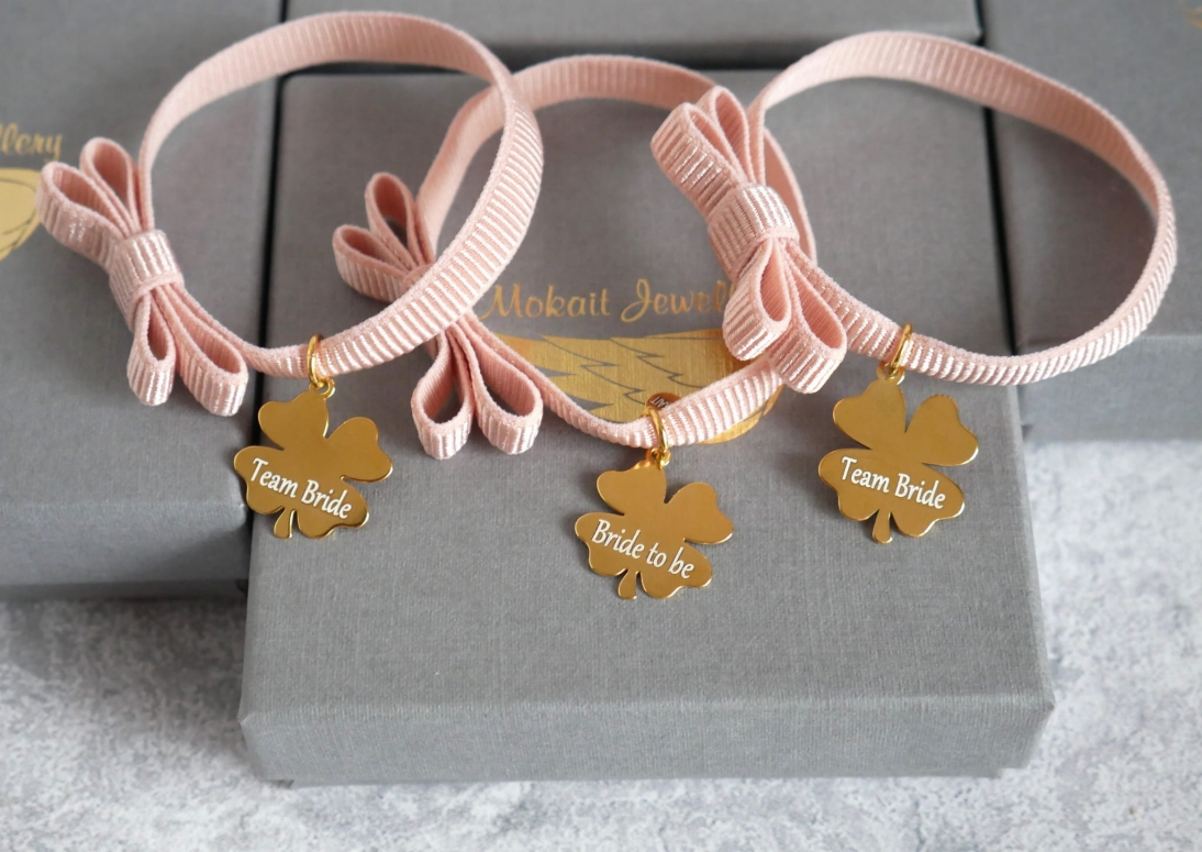 Zestaw bransoletek na Wieczór Panieński z kokardką i z koniczyną  2+1 - Bride to be i Team Bride - Bransoletki personalizowane - Zestaw bransoletek na Wieczór Panieński z kokardką i z koniczyną 2+1 - Bride to be i Team Bride - Bransoletki personalizowane