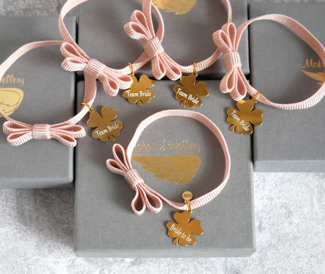 Zestaw bransoletek na Wieczór Panieński z kokardką i z koniczyną  4+1 - Bride to be i Team Bride - Bransoletki personalizowane - Zestaw bransoletek na Wieczór Panieński z kokardką i z koniczyną 4+1 - Bride to be i Team Bride - Bransoletki personalizowane