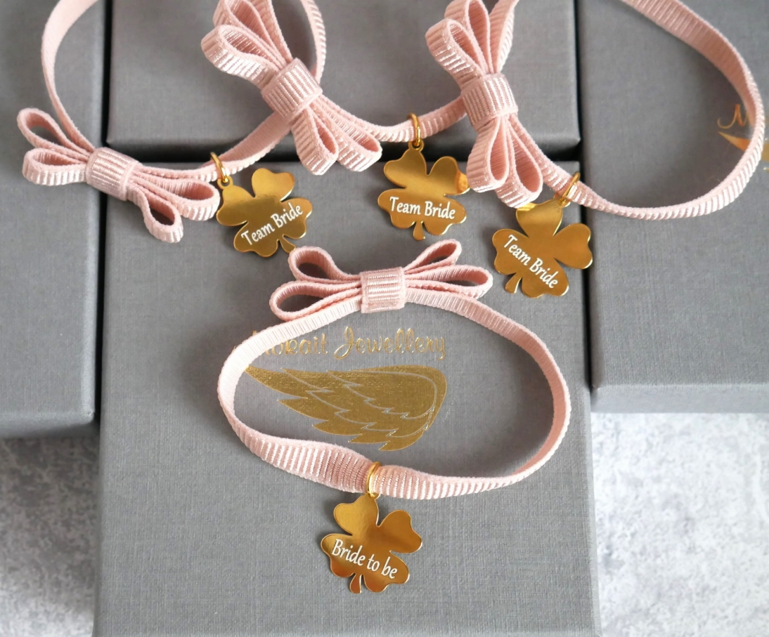 Zestaw bransoletek na Wieczór Panieński z kokardką i z koniczyną  3+1 - Bride to be i Team Bride - Bransoletki personalizowane - Zestaw bransoletek na Wieczór Panieński z kokardką i z koniczyną  3+1 - Bride to be i Team Bride - Bransoletki personalizowane