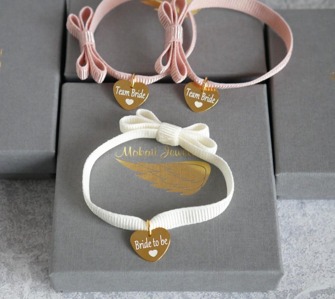 Zestaw bransoletek na Wieczór Panieński z kokardką i z sercem  2+1 - Bride to be i Team Bride - Dowolny kolor kokardek - Zestaw bransoletek na Wieczór Panieński z kokardką i z sercem  2+1 - Bride to be i Team Bride - Dowolny kolor kokardek