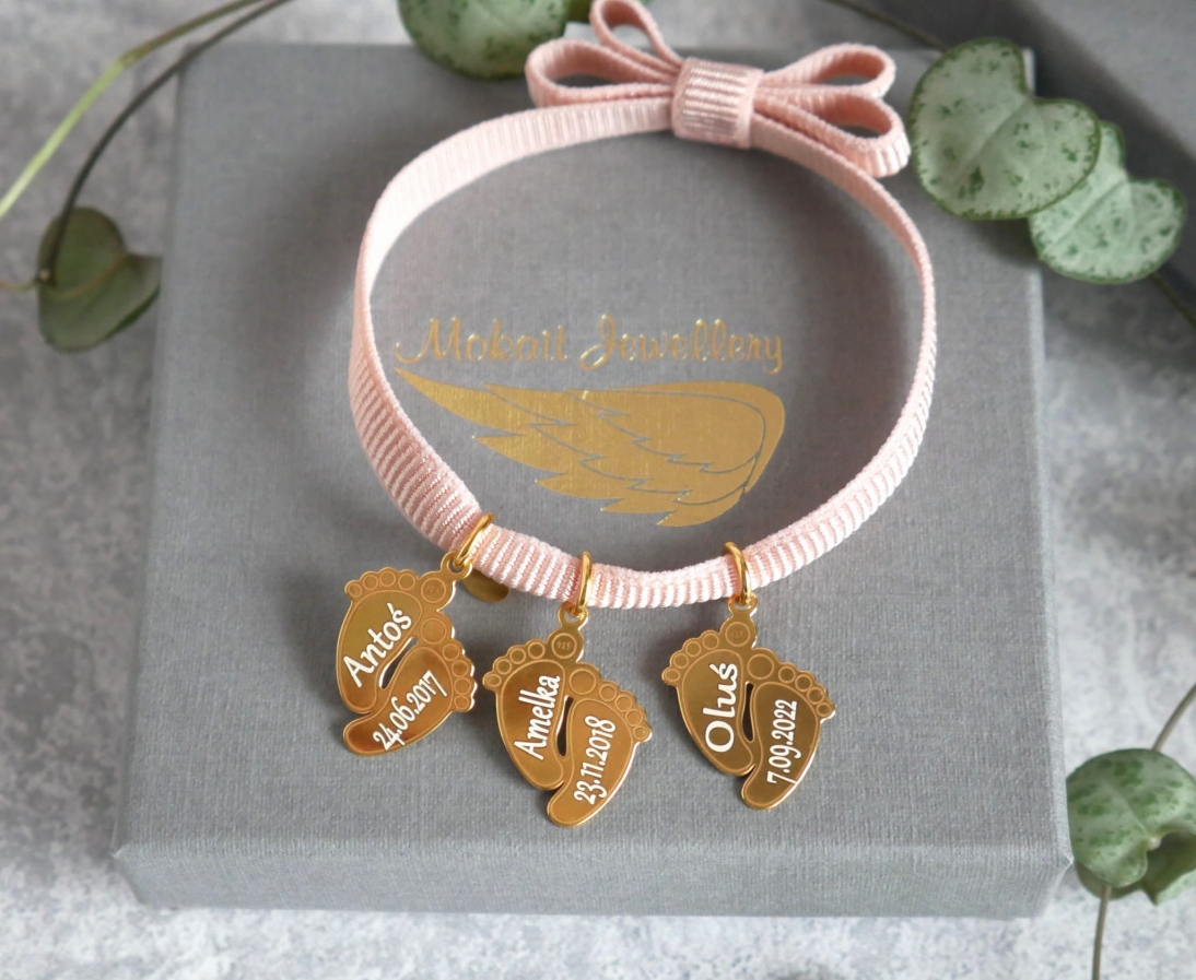 Pudrowa bransoletka z kokardką na elastycznej wstążce ze stópkami dziecka z imionami i datami narodzin - Biżuteria personalizowana - Pudrowa bransoletka z kokardką na elastycznej wstążce ze stópkami dziecka z imionami i datami narodzin - Biżuteria personalizowana