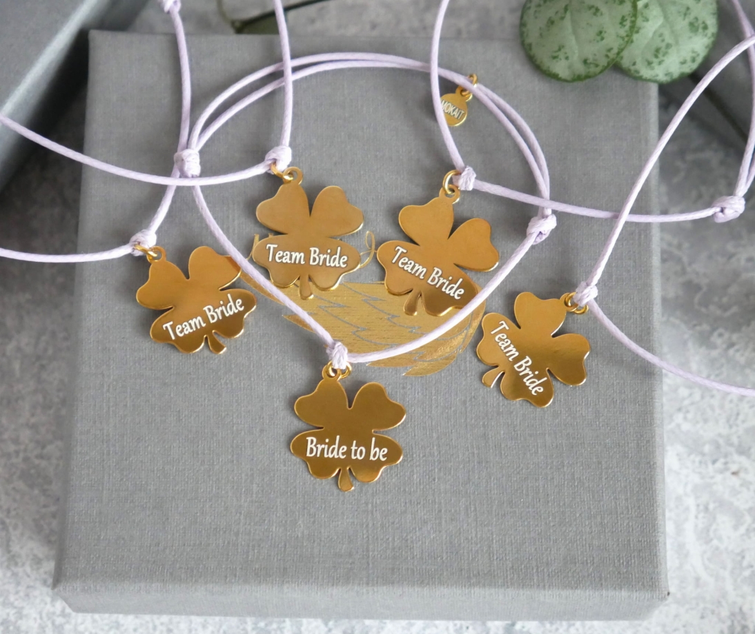 Zestaw bransoletek na Wieczór Panieński z koniczyną  5+1 na sznureczku - Bride to be i Team Bride - Bransoletki personalizowane lawendowe - Zestaw bransoletek na Wieczór Panieński z koniczyną  5+1 na sznureczku - Bride to be i Team Bride - Bransoletki personalizowane lawendowe