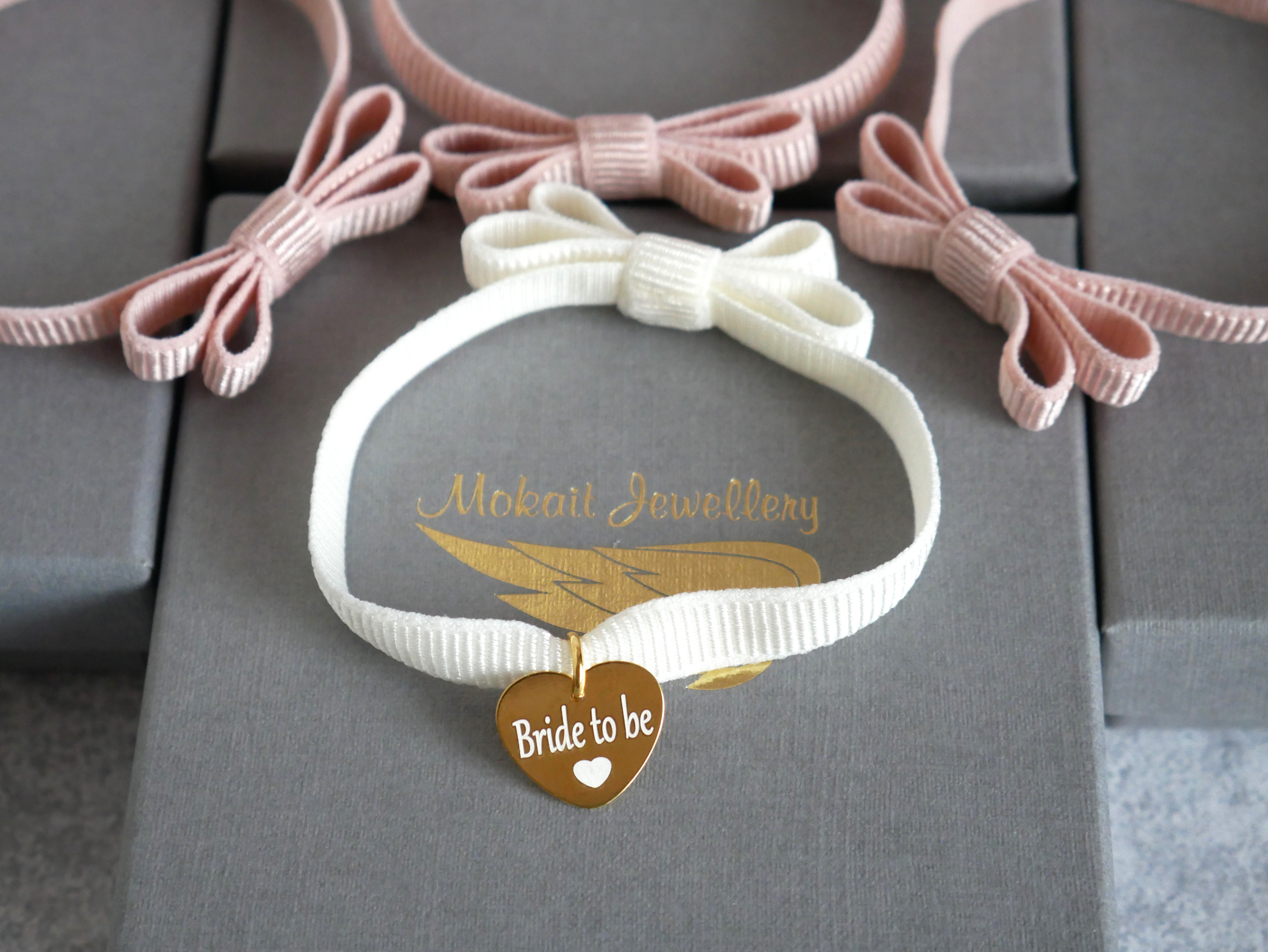 Zestaw bransoletek na Wieczór Panieński z  sercem 3+1 - Bride to be - bransoletki personalizowane 