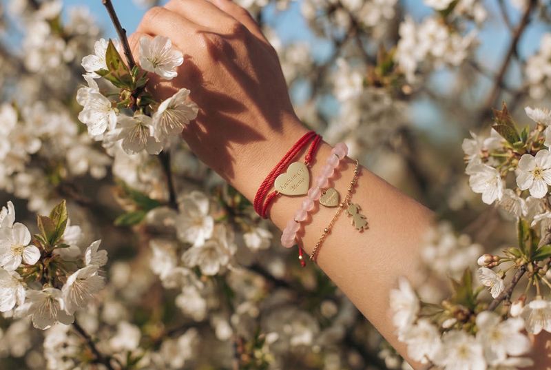 Jakie kolory biżuterii pasują na wiosnę? Złoto, srebro czy subtelne akcenty
