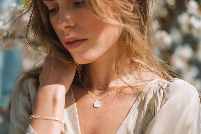 Biżuteria personalizowana dla niej – jakie modele najlepiej sprawdzają się wiosną
