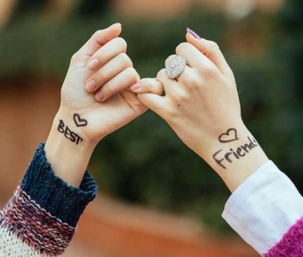 Dlaczego personalizowane bransoletki stają się hitem wśród przyjaciółek?