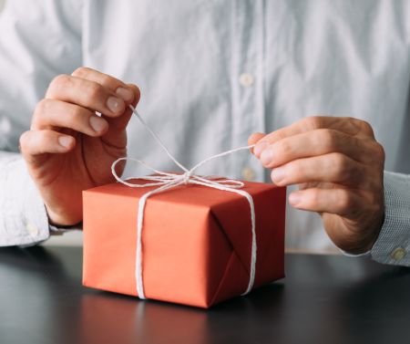 Dzień Mężczyzny z elegancją: prezent w postaci biżuterii